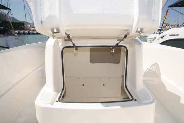 Los dos barcos presentan un asiento a proa de la consola de gobierno, con un gran pañol de estiba en su interior.