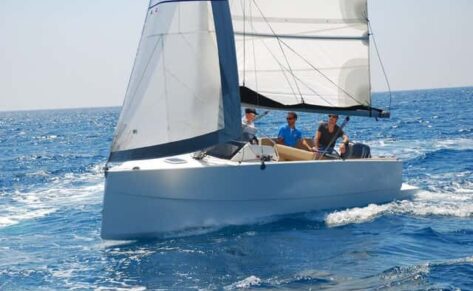 Nuva MS6, a vela y a motor