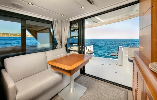 Bénéteau Swift Trawler 35 salón sofà mesa