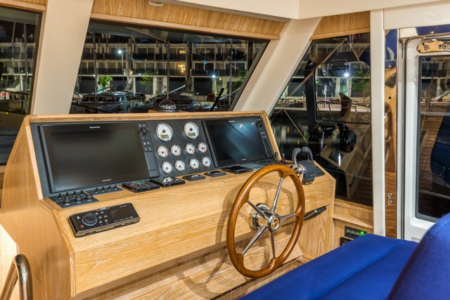 Menorquin 68 Fly puesto de gobierno