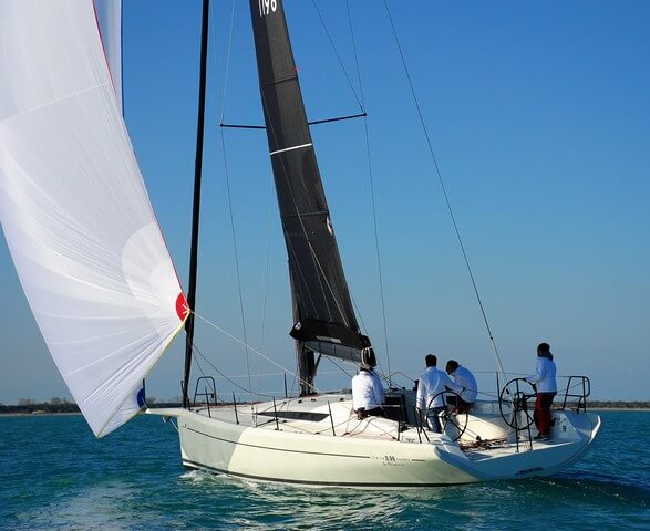 Italia Yacht 11.98 bañera navegando a vela