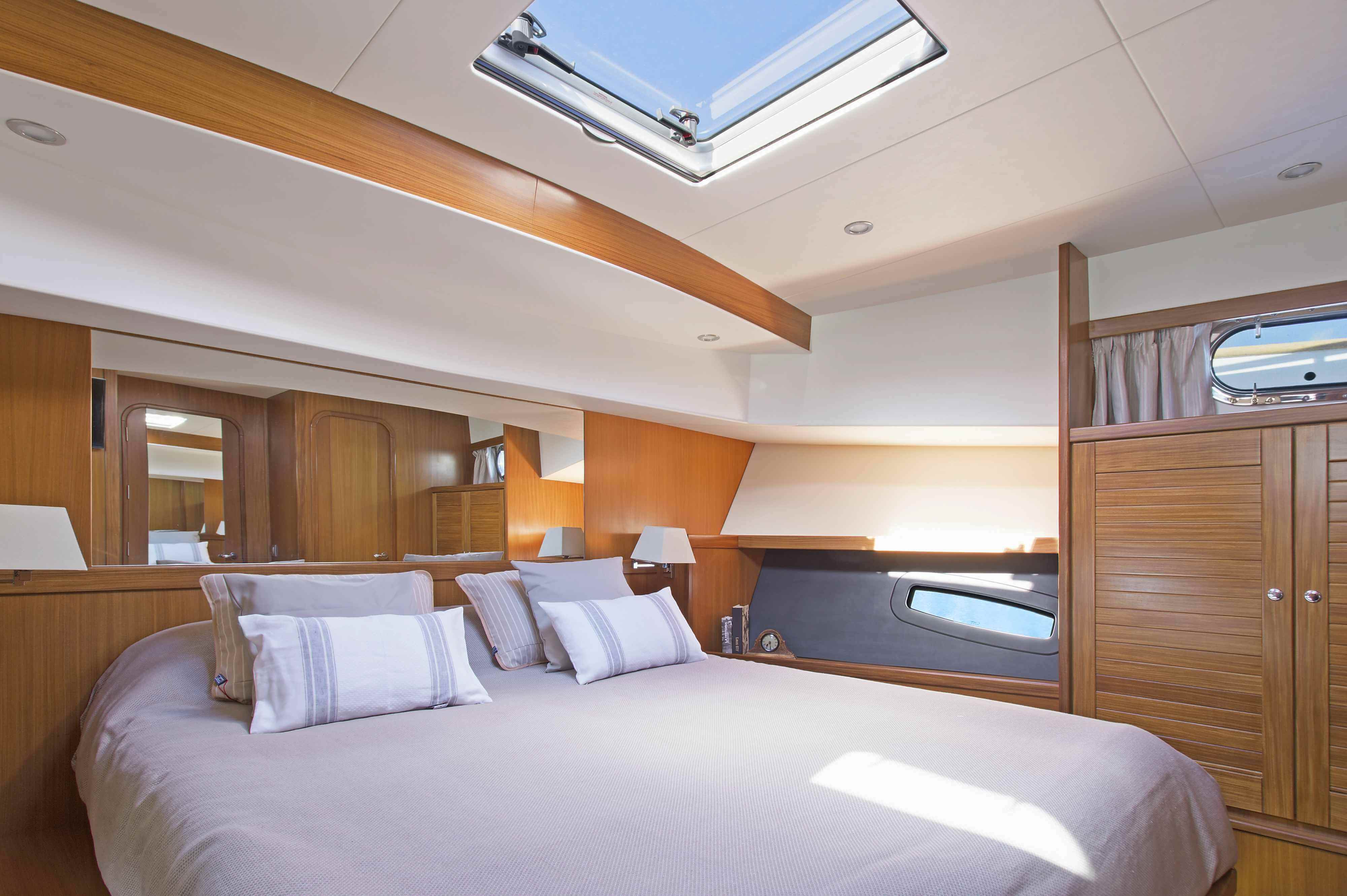 Menorquín 54 HT de Sasga Yachts camarotes están dispuestos con moqueta color blanco roto 