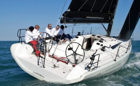 Navegamos el nuevo Italia Yacht 11.98 en la laguna de Venecia Un concentrado de pasión por la vela Primeras imágenes de la nueva incorporación a la gama del astillero Italia Yachts Venezia, un velero rápido, de 11,98 metros de eslora, orientado claramente a la regata pero perfectamente adaptable a los propietarios que busquen también un crucero rápido