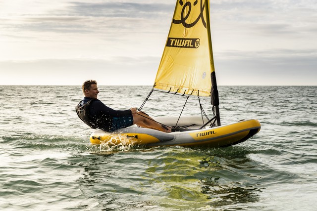 Tiwal 2 pequeño velero navegando