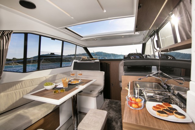 Jeanneau NC33 salón interior