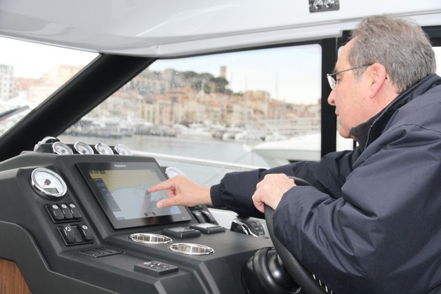 Jeanneau NC33 puesto de gobierno