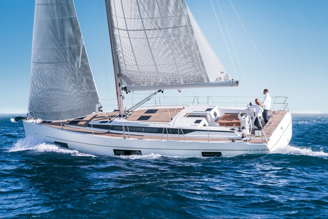 Bavaria C45 navegando velero