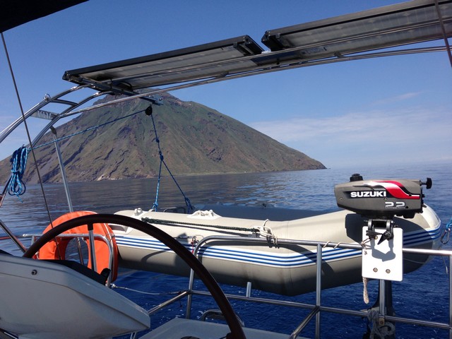 Paneles solares orientables sobre un arco de radar.