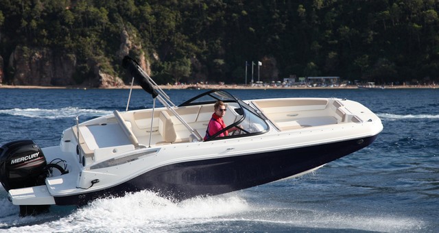 Bayliner DX2000 navegando 