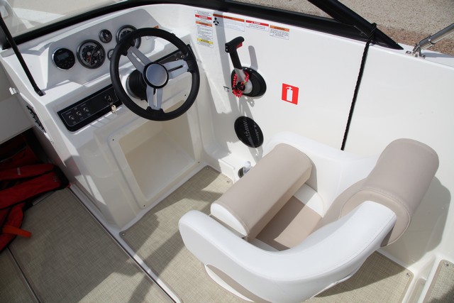 Bayliner DX2000 puesto de gobierno