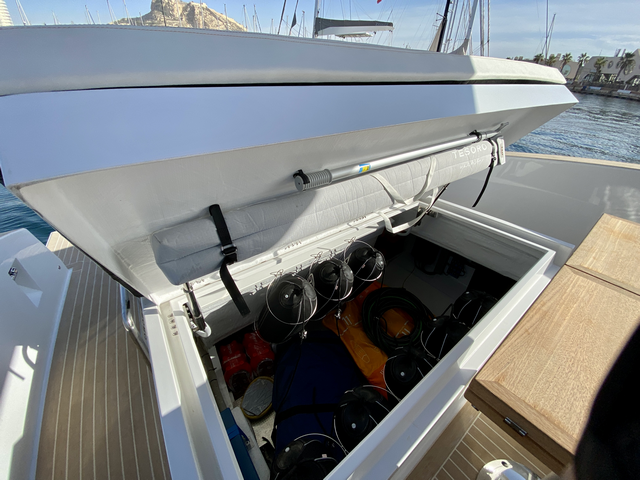 Tesoro T38 Cruiser cofre de popa