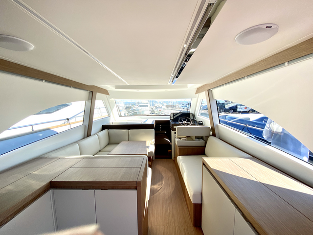 Solaris Power 48 Lobster interiores