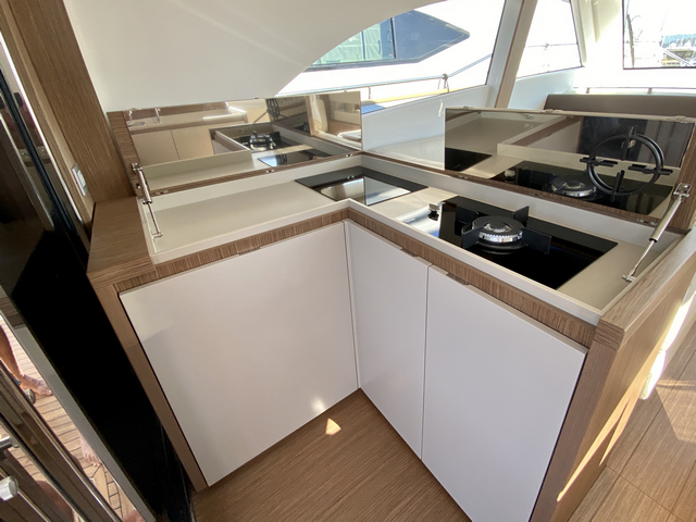 Solaris Power 48 Lobster cocina