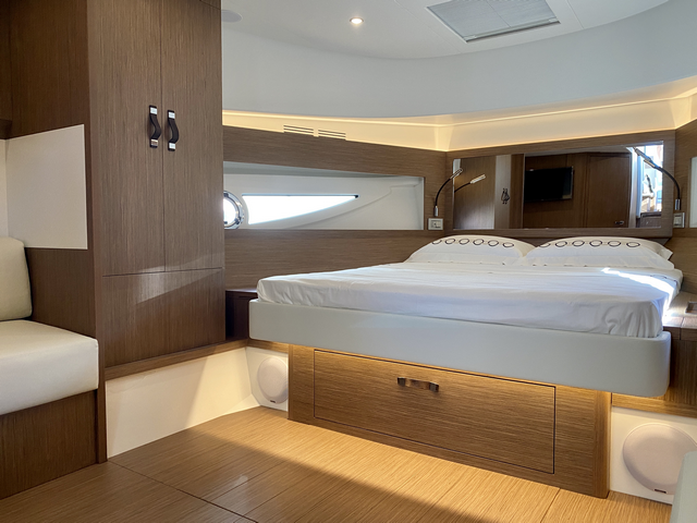 Solaris Power 48 Lobster cabina