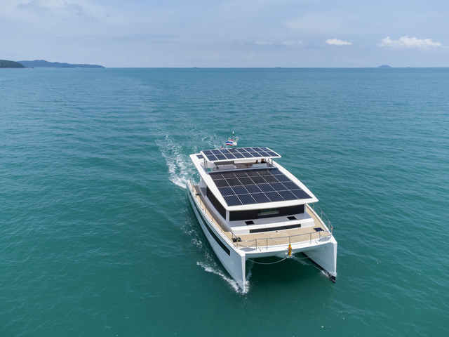 Silent Yachts 60 Un catamarán eléctrico con cometa