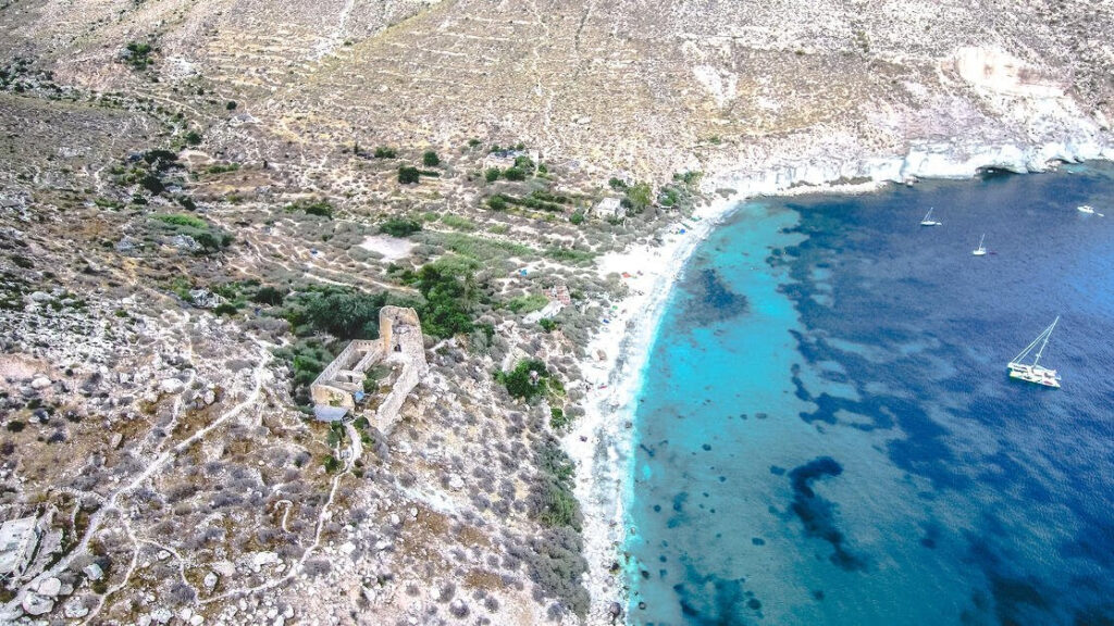 Desde la embarcación se puede acceder a rincones de aguas cristalinas como, por ejemplo, a Cala San Pedro, en Almería. (foto Shutterstock).