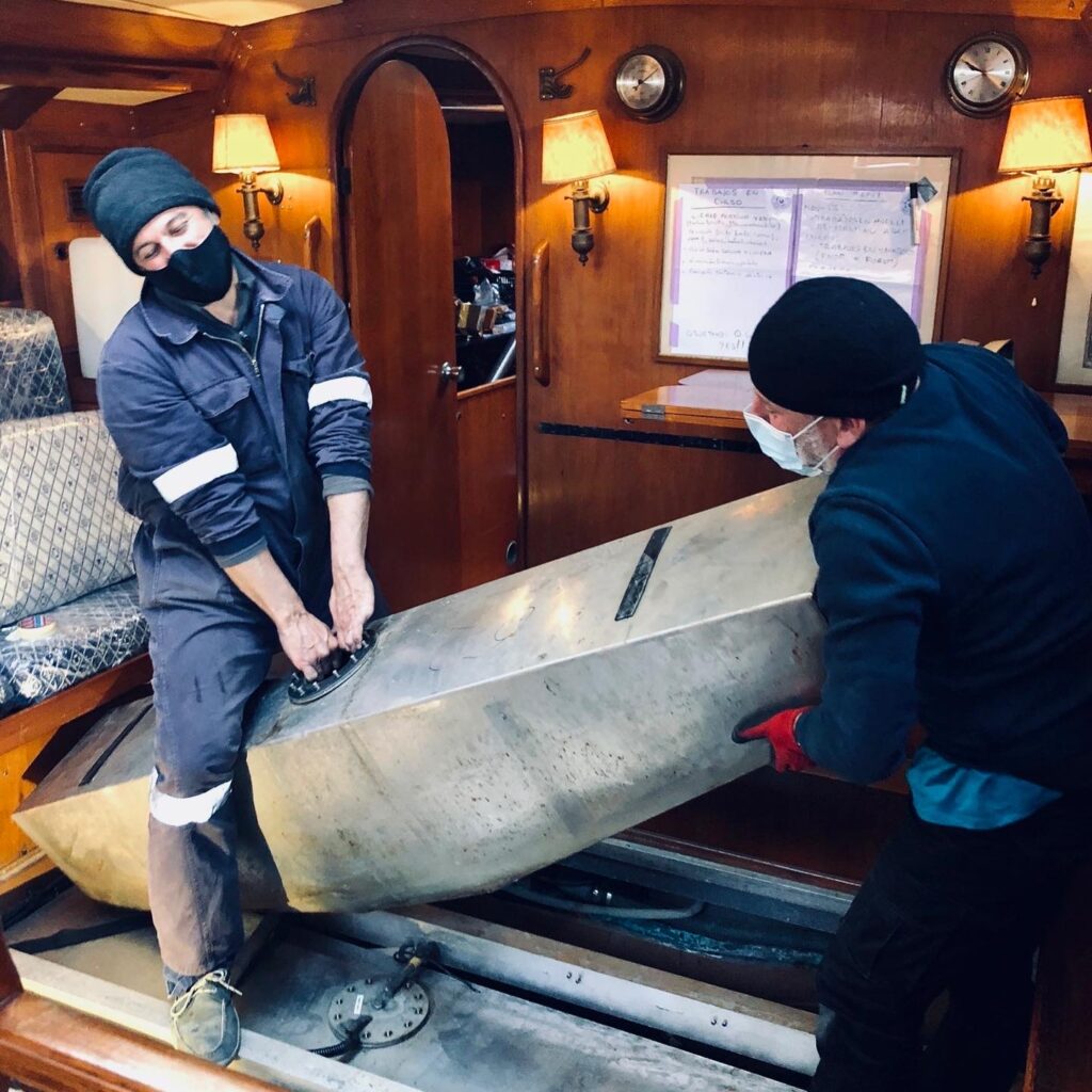 La tripulación saca un tanque de gasoil de la sentina para revisarlo a fondo. 