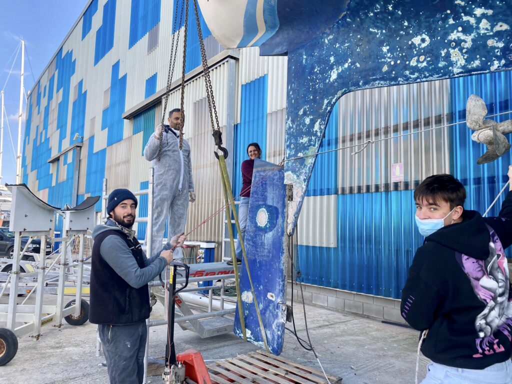 Desmontando el timón en las instalaciones de la FNOB para volver a laminar los desperfectos. 