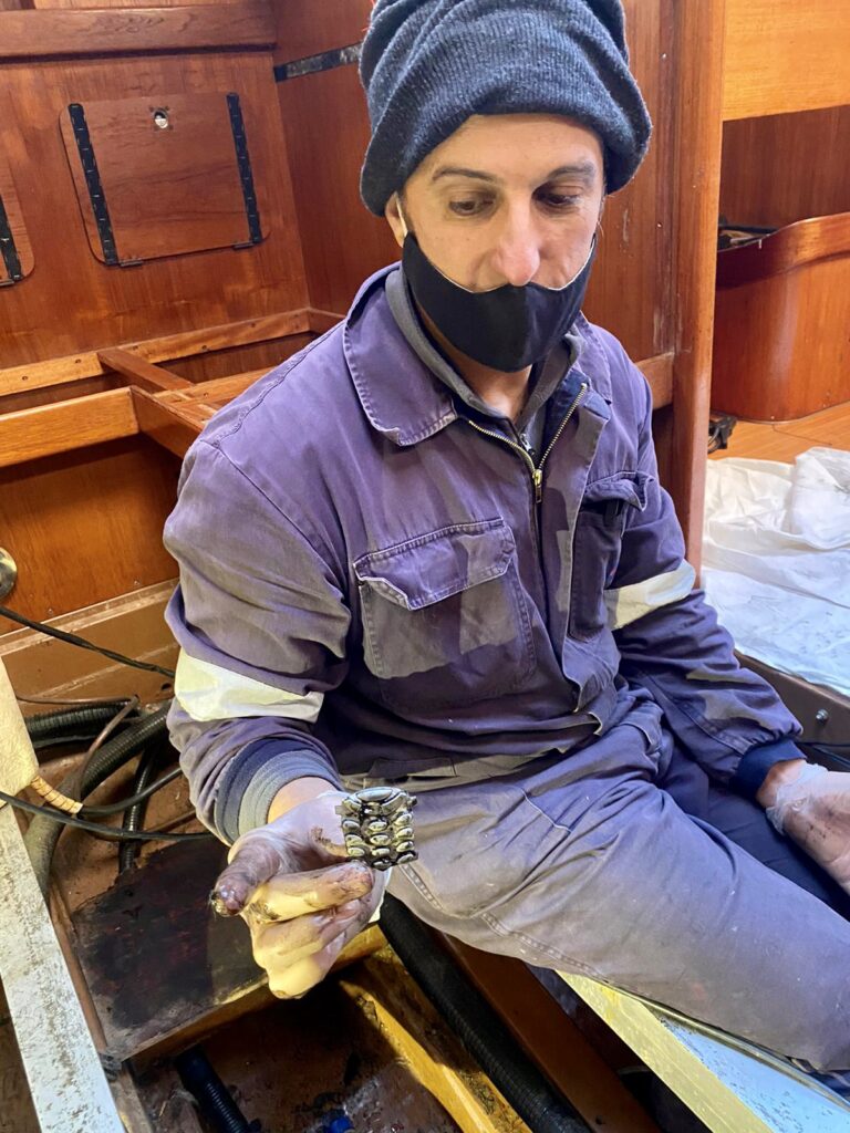 La revisión de la sentina ha permitido extraer verdaderos ‘tesoros’. En la foto, Marc Miró recupera los restos de un teléfono móvil perdido en el fondo del barco desde hace tiempo. 