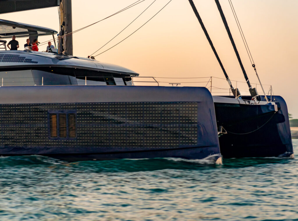 El Sunreef 80 Eco navegando en Dubai.
