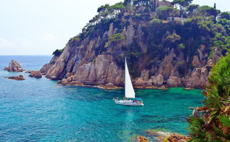 Cinco embarcaciones de alquiler para cinco lugares de ensueño para este verano