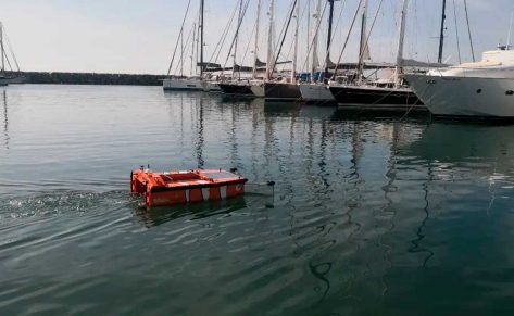 Así es el dron que limpiará la superficie marina de los puertos deportivos de Cataluña