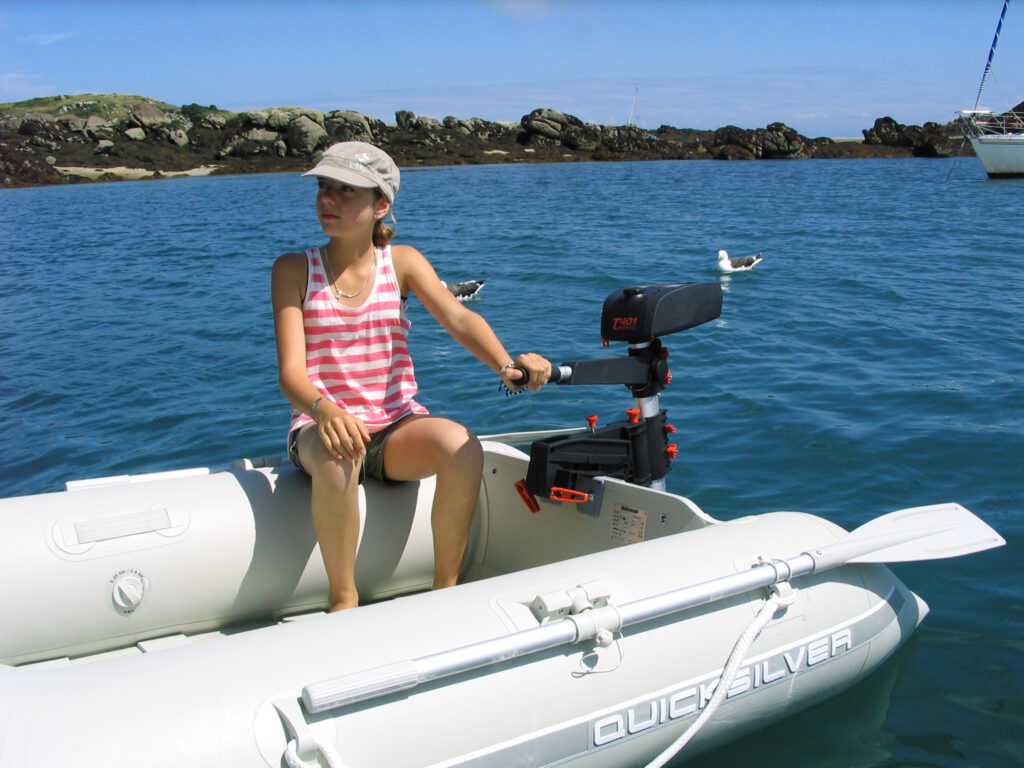 Niña utilizando un motor eléctrico