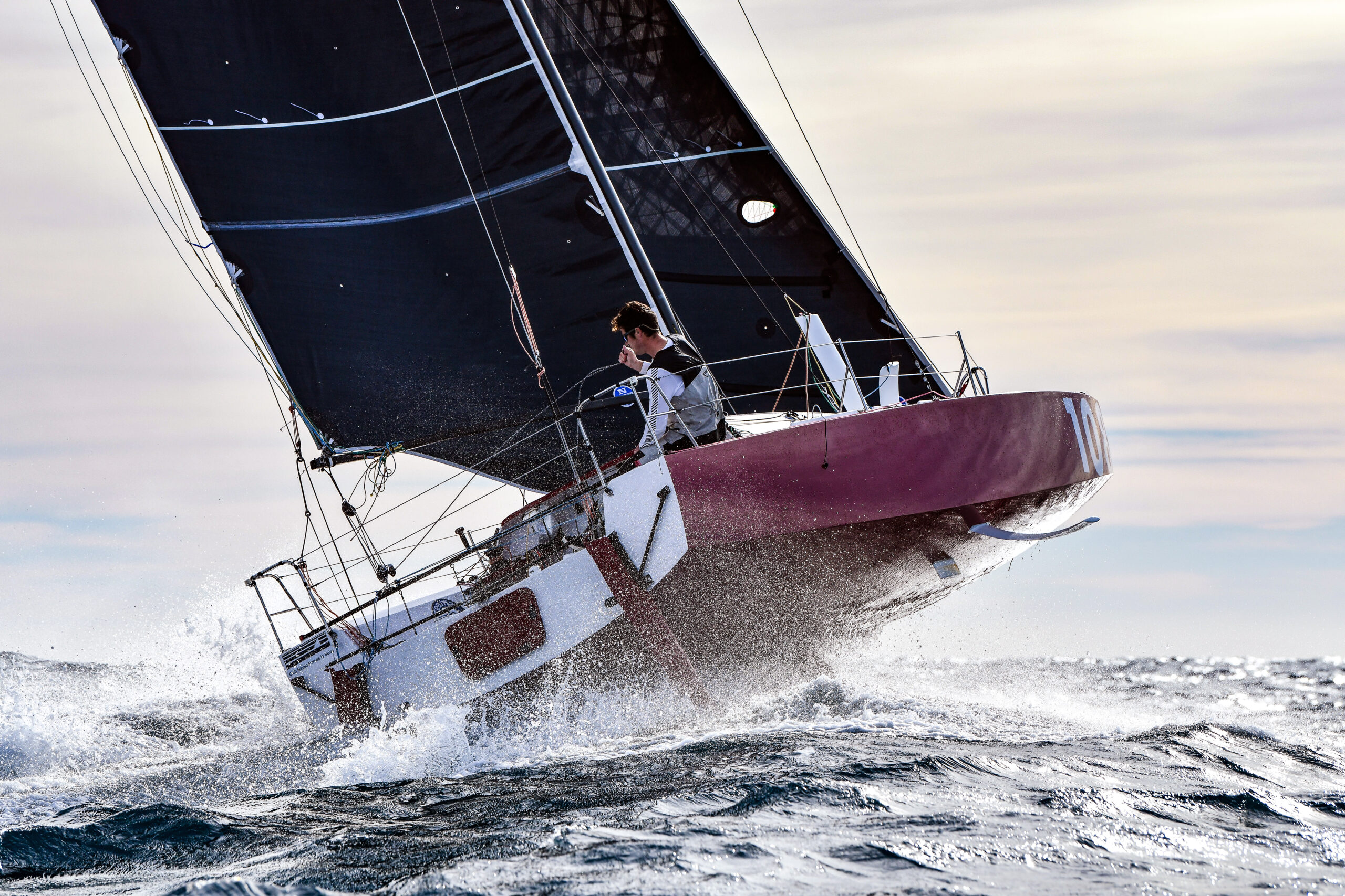 Velero Mini Transat de Carlos Manera navegando de ceñida