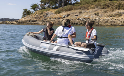 Temo 1000 motor eléctrico en una lancha con 3 personas