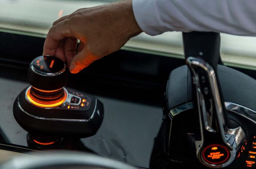 Un hombre utilizando un mando de control de un barco