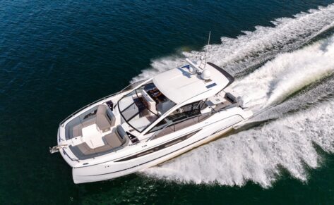 Four Winns TH36: Lujo y comodidad en el agua