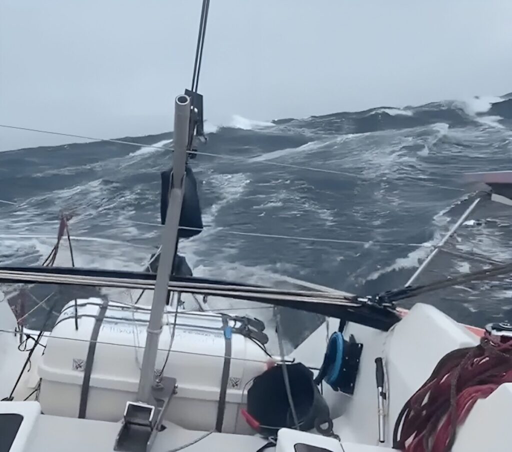 Ocean Solo Challange: El 46 pies Mowgli, de Philippe Delamare, líder actual, surfeando las olas en el Índico Sur.