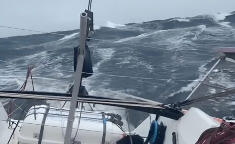 Ocean Solo Challange: El 46 pies Mowgli, de Philippe Delamare, líder actual, surfeando las olas en el Índico Sur.