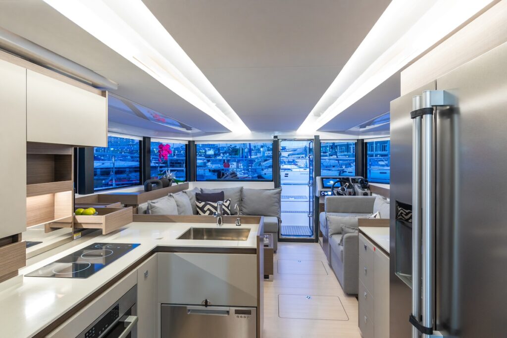 Interior catamaran Leopard 40PC