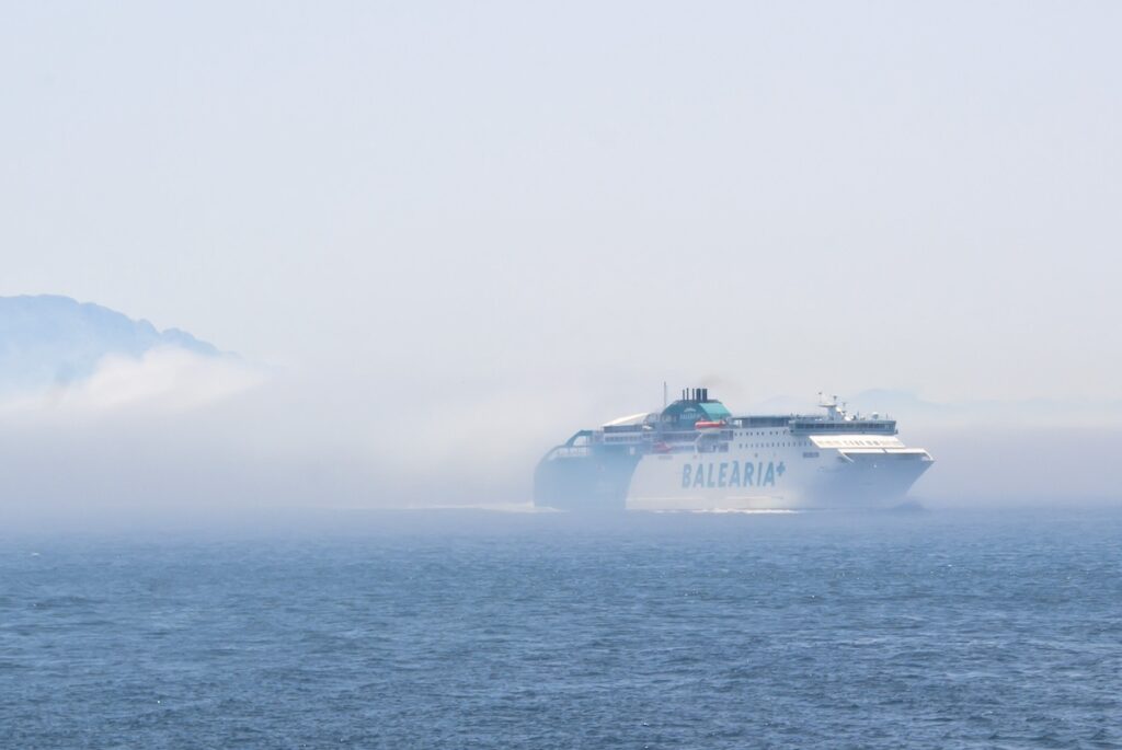 Ferry de Balearia entre Ceuta y Algeciras