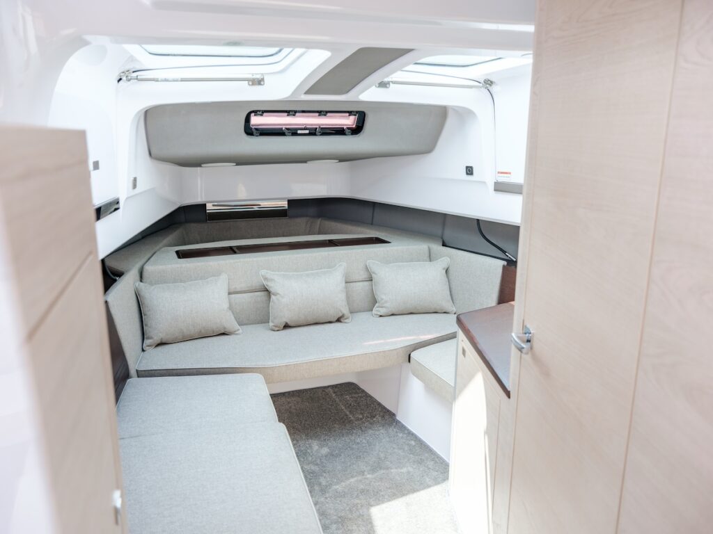 Interior Axopar 45 Sun Top