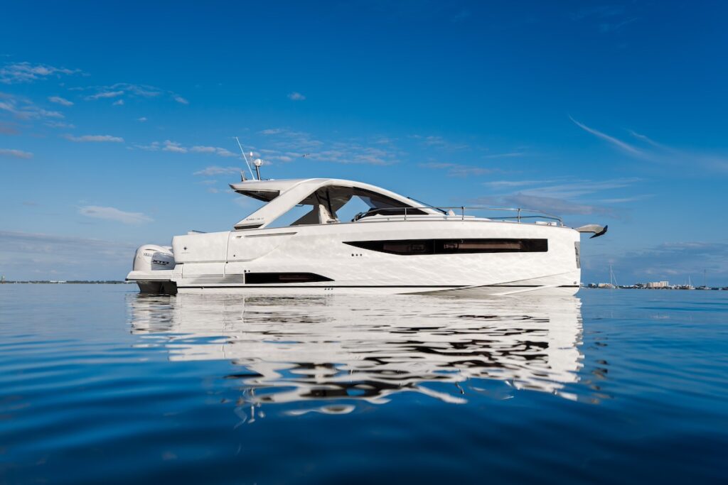 En navegación y en el fondeo, la Jeanneau DB/37 OB ofrece grandes sensaciones