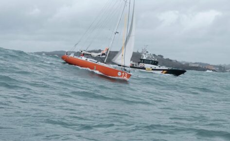 Entrada del Mowgli sin mayor y con un génova parcialmente enrollado en A Coruña.