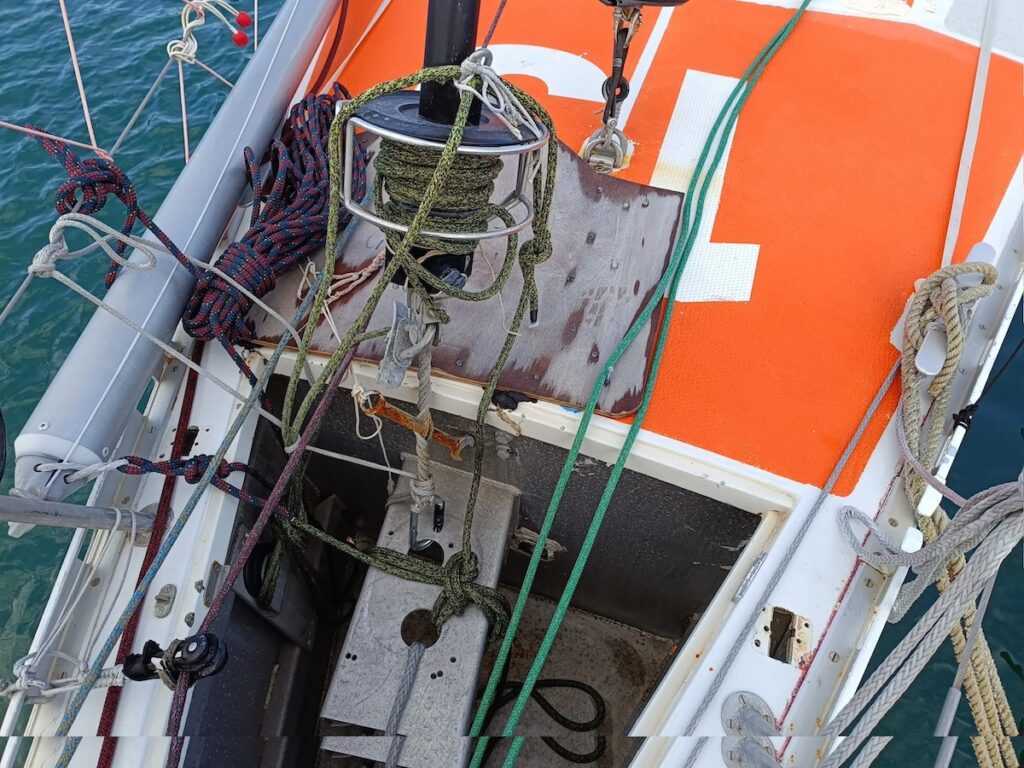 La proa del Mowgli a la llegada muestra la gran capacidad de solucionar averías con los mínimos recursos que ha demostrado a lo largo toda la regatta este navegante de 60 años. ©globalsolochallenge