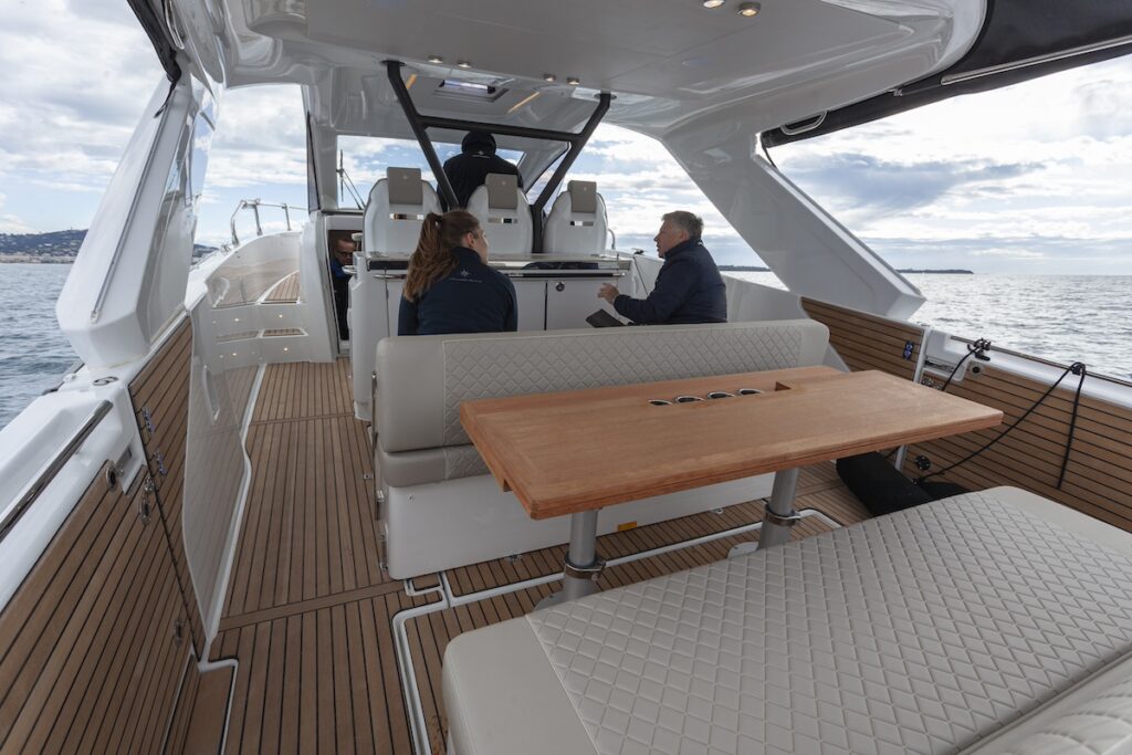 En navegación y en el fondeo, la Jeanneau DB/37 OB ofrece grandes sensaciones