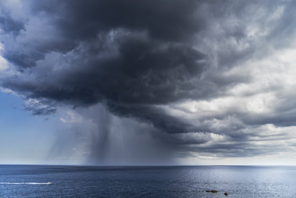 Cortina de lluvia en la costa catalana. Foto: Enric Naverrete