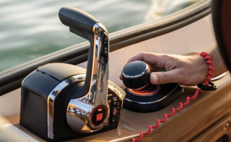 Joystick Piloting para fuerabordas monomotor con hélice de proa