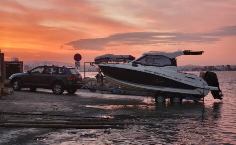 Botar una embarcación paso a paso: procedimiento en rampas de costas no mareales