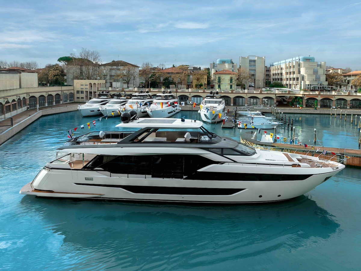Ferretti Yachts 940