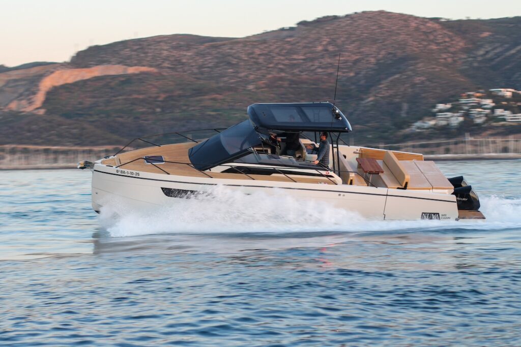 Nuva Yachts M11 Cabin