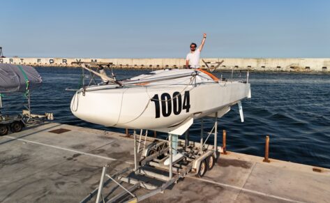 El mini ya está aquí: el Equipo de Navegación Oceánica desembarca en Barcelona con un barco de última generación