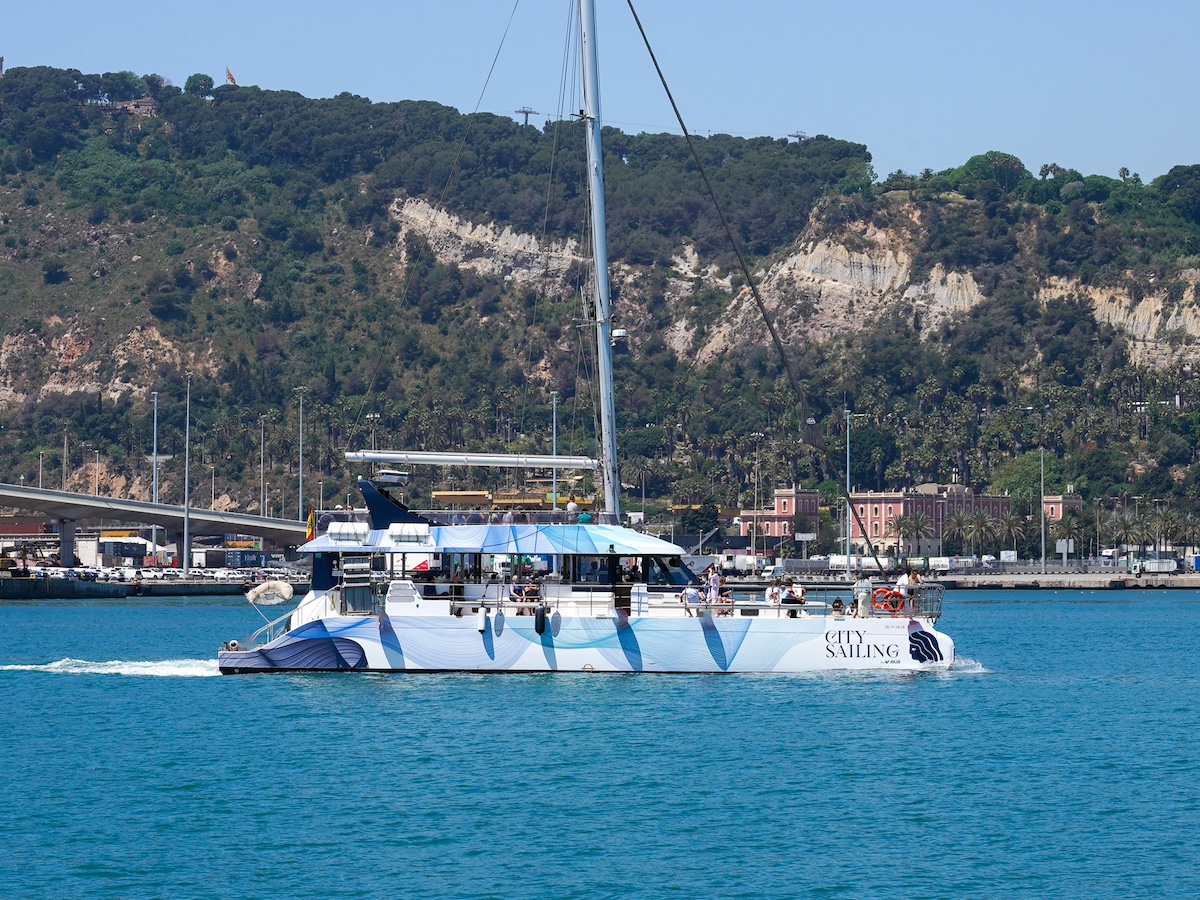 City Sailing by Julià