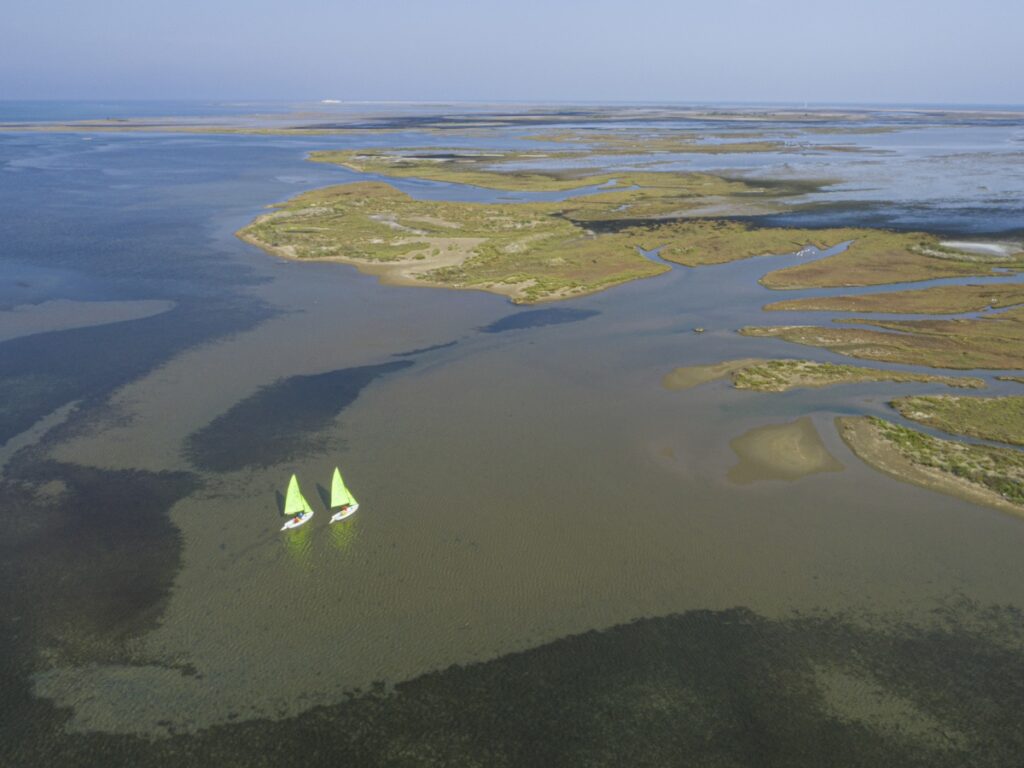 Navegando por la costa del Ebro.