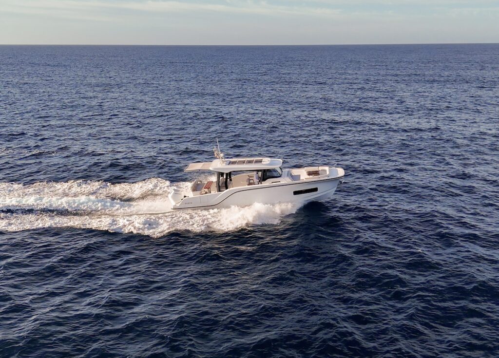 Aiata Wayfinder 38 Suntop