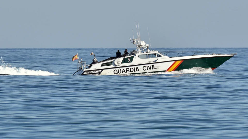 La Guardia Civil rescata a tres jóvenes a la deriva en Cádiz y el sobrecogedor vídeo se hace viral